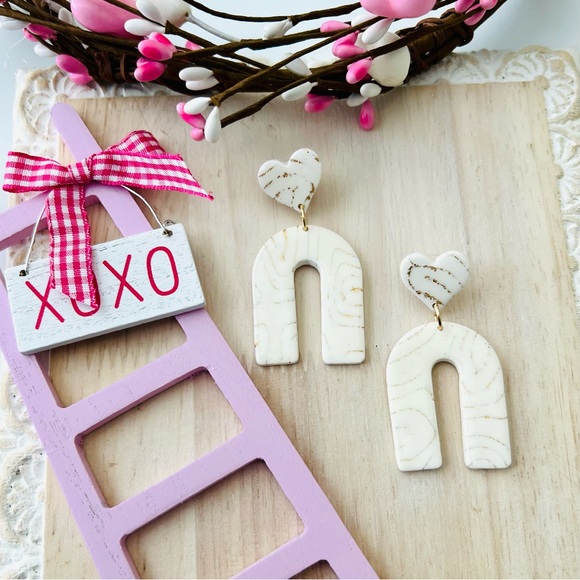 ❤️White and Gold Marbled Heart Arch Earrings - Picture 5 of 5